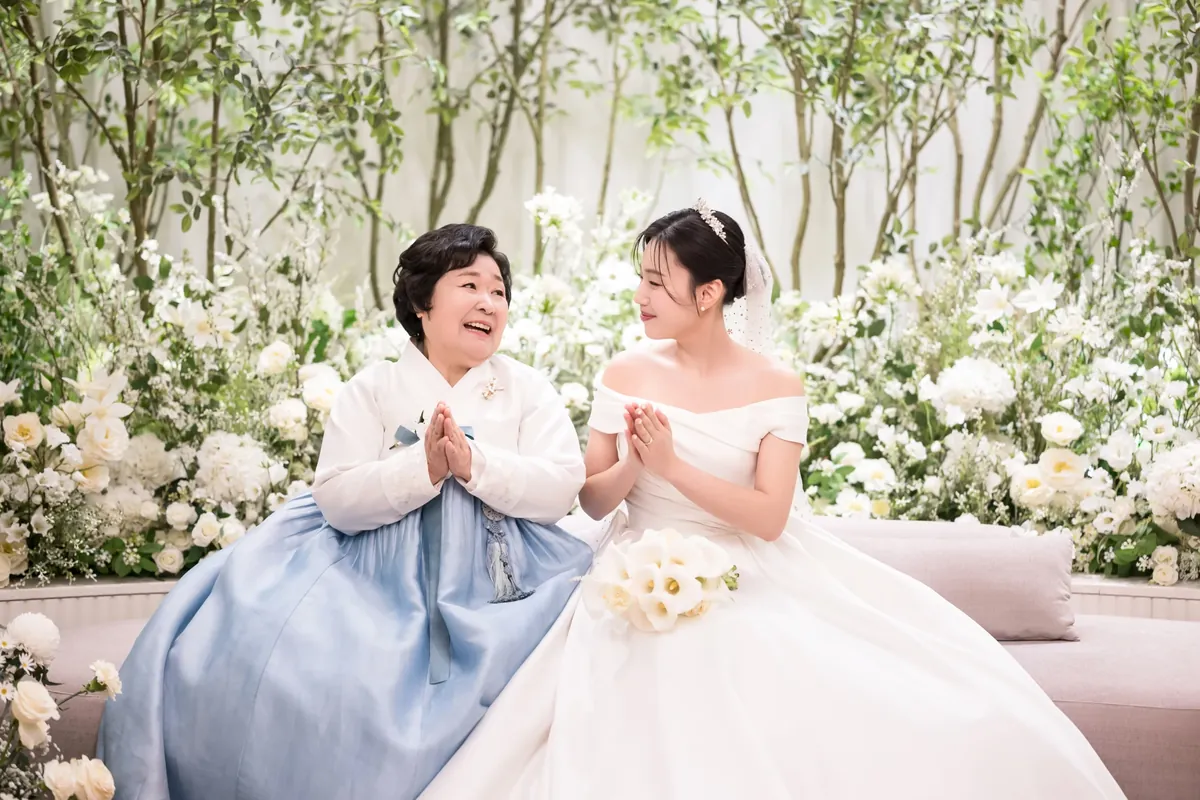 서울 강남구 세인트메리엘 본식 — 하늘색 한복 차림 가족과 마주 보며 웃는 신부 (2025.01)