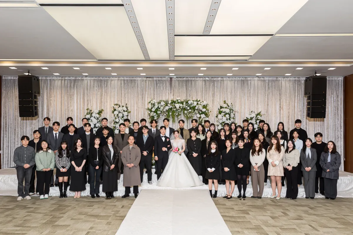 서울 강동구 삼성E&A 웨딩홀 본식 원판 — 신랑신부와 하객 단체 사진 (2025.03)